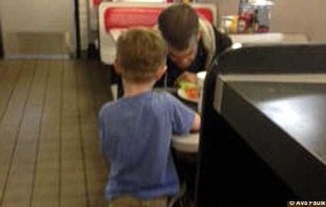 Niño invita y bendice la comida con un ‘sin techo’