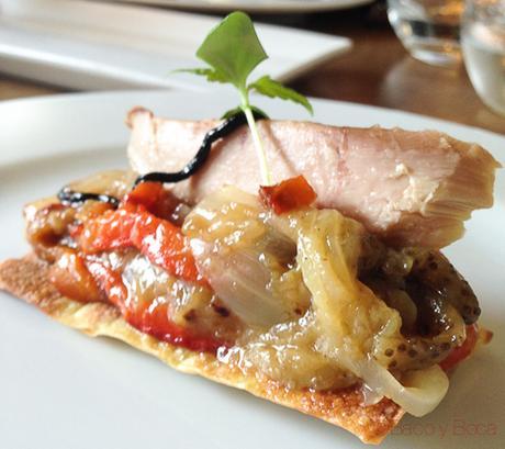 Coca de escalivada con ventresca de atun y ajo negro El Bar Baco y boca