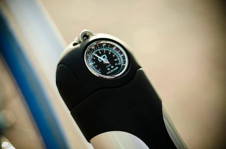 Innovadora bomba Rideair, equipo que hará más fácil del bombeo de neumáticos pinchados aunque puede ser muy voluminoso