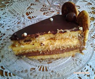 Chalotte de crema y chocolate