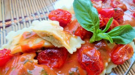 Ravioriselli rellenos de MozzaRisella y calabacines con salsa de tomates cherry y albahaca