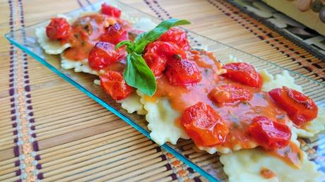 Ravioriselli rellenos de MozzaRisella y calabacines con salsa de tomates cherry y albahaca