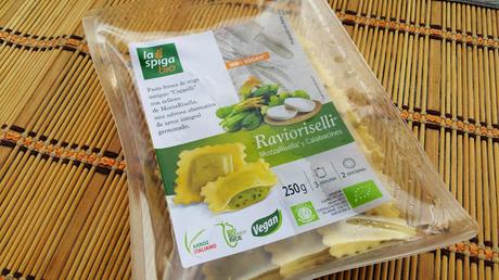 Ravioriselli rellenos de MozzaRisella y calabacines con salsa de tomates cherry y albahaca