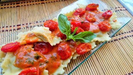 Ravioriselli rellenos de MozzaRisella y calabacines con salsa de tomates cherry y albahaca