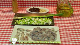 Calamares con ajos tiernos, pasas y piñones