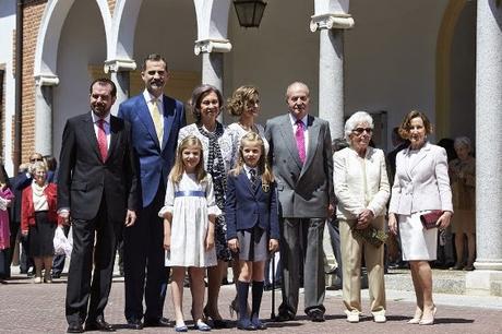 Dña. Letizia con zapatos transparentes y Leonor de corbata en su Comunión