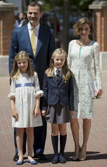 Dña. Letizia con zapatos transparentes y Leonor de corbata en su Comunión