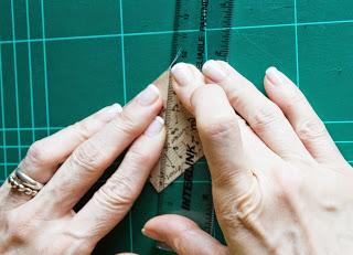 Paso 5.- Haz lo mismo con la otra esquina. Puedes ayudarte de una regla