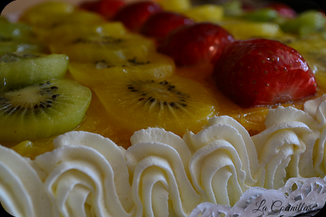 Tarta de frutas con crema pastelera y yema tostada