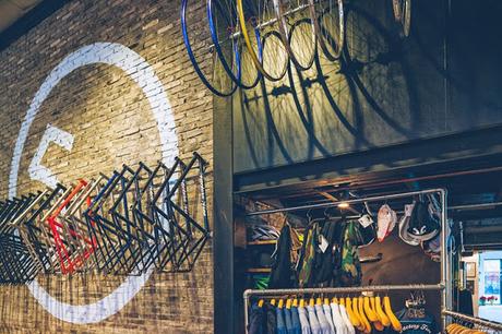 Factory Five Jing'an, una boutique, taller de bicicletas y cafetería al más puro estilo urbano