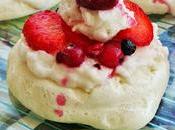 Postre Pavlova vegano merengue huevo, crema coco frutos rojos