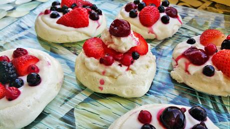 Postre Pavlova vegano con merengue sin huevo, crema de coco y frutos rojos
