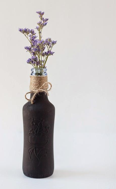 diy-botellas-de-cristal-pintura-pizarra-florero