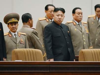 El dictador norcoreano, Kim Jong Un, junto a sus asesores. GTRES