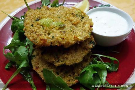 Hamburguesas de quinoa y puerro con salsa de yogur y rúcula