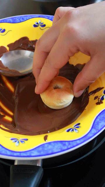 Mini donuts al horno cubiertos de chocolate