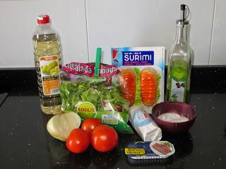 ENSALADA DE QUESO A LA PLANCHA Y COLAS DE SURIMI