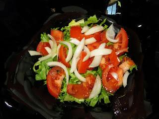 ENSALADA DE QUESO A LA PLANCHA Y COLAS DE SURIMI