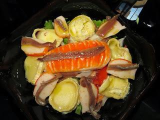 ENSALADA DE QUESO A LA PLANCHA Y COLAS DE SURIMI