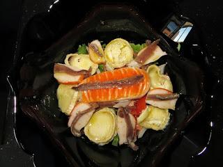 ENSALADA DE QUESO A LA PLANCHA Y COLAS DE SURIMI