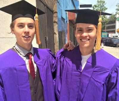 Dylan y Cole Sprouse, graduados en la New York University