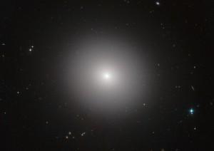 Galaxia elíptica IC 2006