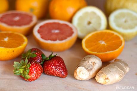 Batido de frutas de temporada, primavera, mayo, receta contra la astenia primaveral, batido de frutas, naranja, fresas, pomelo, limón, jengibre.