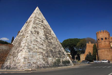 ¿UNA PIRÁMIDE EN ROMA?
