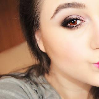 Makeup of the Day ~ Maquillaje Lady Rock - Labios Rosas