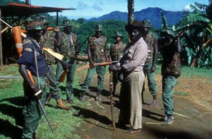 Bougainville, el último campo de batalla del Pacífico Francis Ona charlando con miembros del BRA