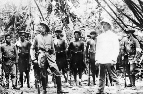 Tropas alemanas entrenando nativos en Nueva Guinea