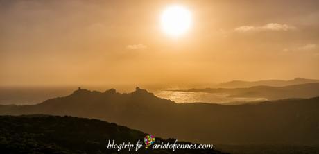 Crepúsculo en Córcega en el Mediterráneo