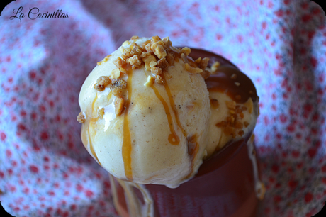 Helado de platano asado con salsa de caramelo salado