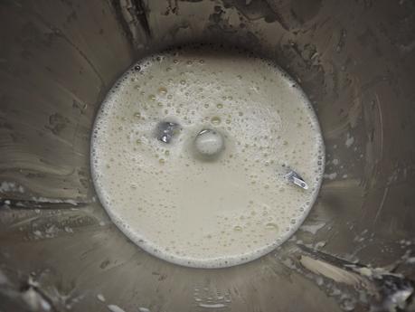 Pizza de masa integral con verduras.