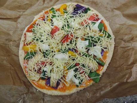 Pizza de masa integral con verduras.