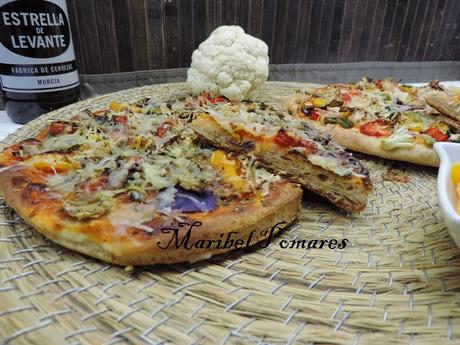 Pizza de masa integral con verduras.