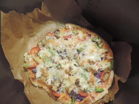 Pizza de masa integral con verduras.