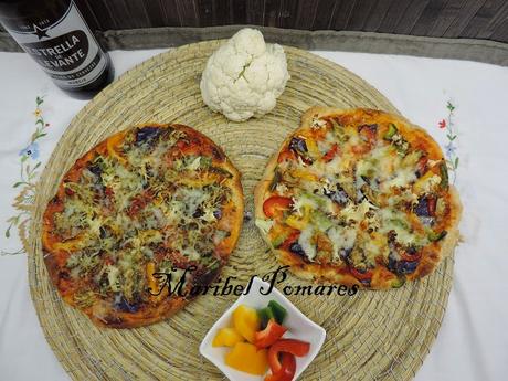 Pizza de masa integral con verduras.