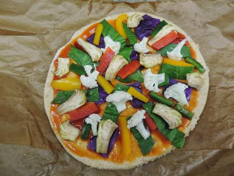 Pizza de masa integral con verduras.