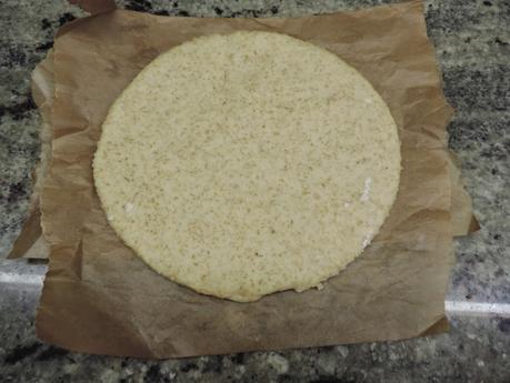 Pizza de masa integral con verduras.