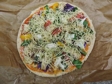 Pizza de masa integral con verduras.