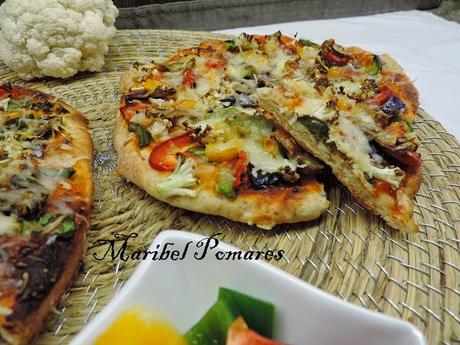 Pizza de masa integral con verduras.