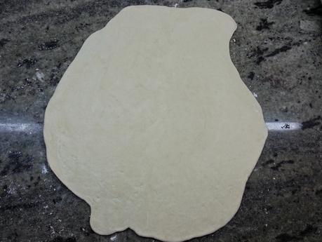 Pizza de masa integral con verduras.