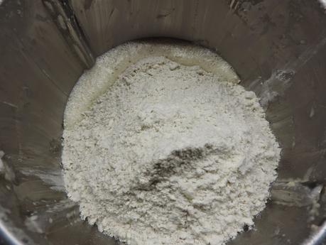 Pizza de masa integral con verduras.