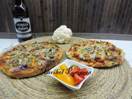 Pizza de masa integral con verduras.