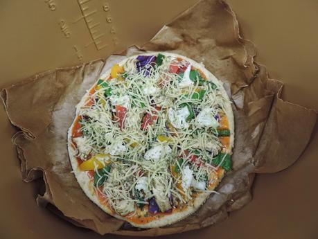 Pizza de masa integral con verduras.