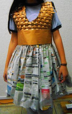 Prendas con periódico ( Vestidos tejidos con tiras de papel )