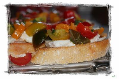 Bruschetta de mozzarella, tomatitos cherry y albahaca fresca