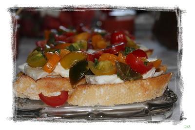 Bruschetta de mozzarella, tomatitos cherry y albahaca fresca
