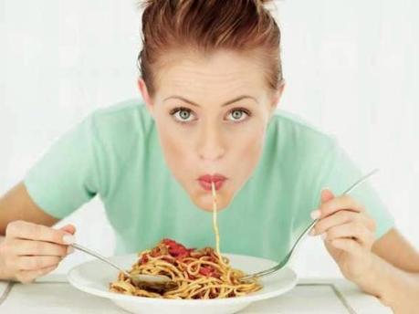 mujer comiendo pasta